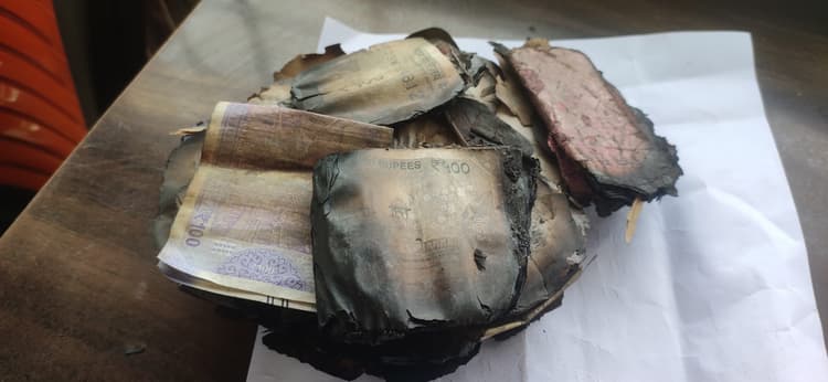 शॉर्ट सर्किट से लगी आग, एक लाख नकद समेत लाखों का नुकसान