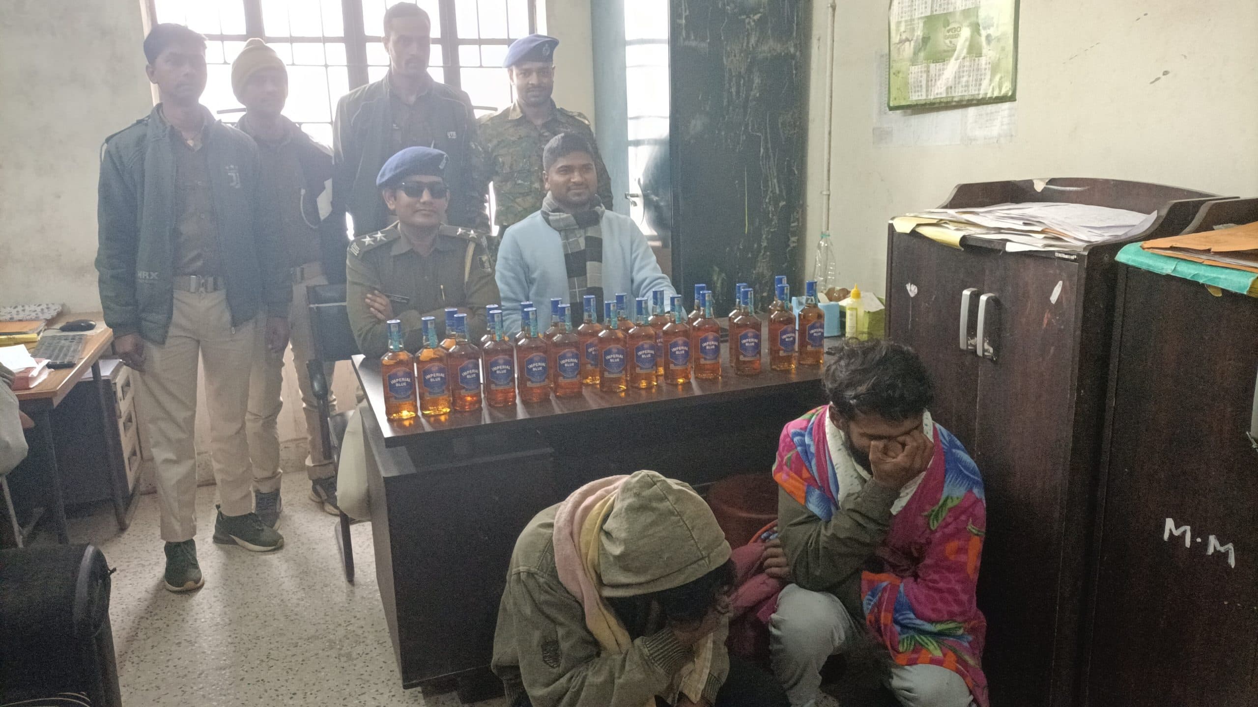 शराब के साथ दो तस्कर गिरफ्तार