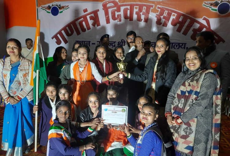 झांकी में कन्या मध्य विद्यालय प्रथम तो आइसीडीएस रही द्वितीय