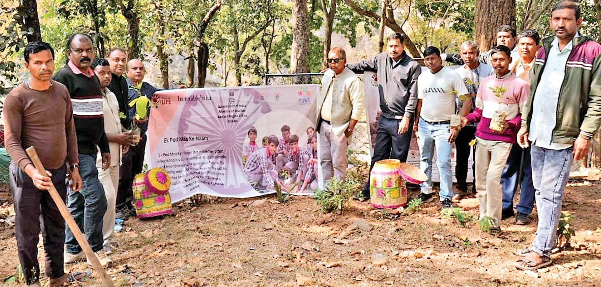 Ranchi News : दशम फॉल परिसर में लगाये गये 200 पौधे