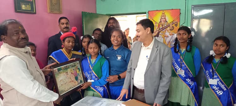 East Singhbhum news : गालूडीह कस्तूरबा गांधी विद्यालय का शिक्षा मंत्री रामदास सोरेन ने किया निरीक्षण, शिक्षकों की कमी, एक बेड पर सोती हैं तीन छात्राएं, मंत्री बोले- छह माह में व्यवस्था सुधरेगी