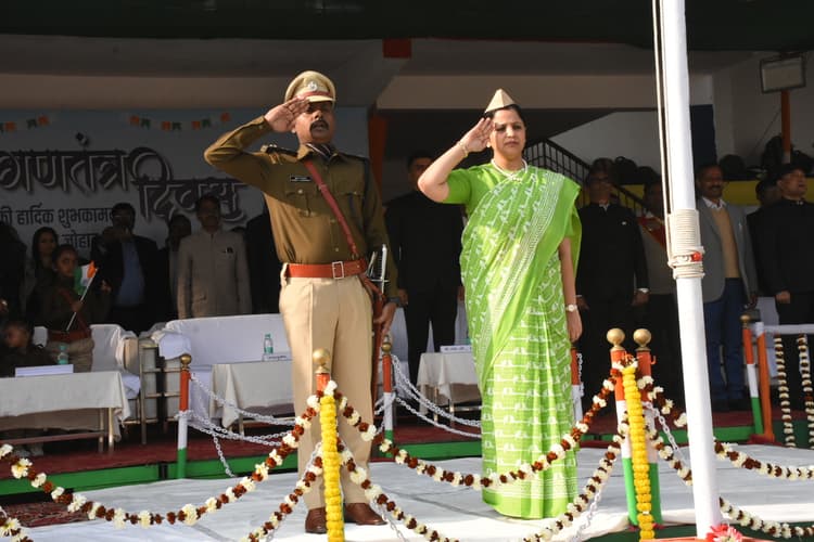 Dhanbad News : धनबाद के गोल्फ ग्राउंड में हुआ गणतंत्र दिवस का मुख्य समारोह