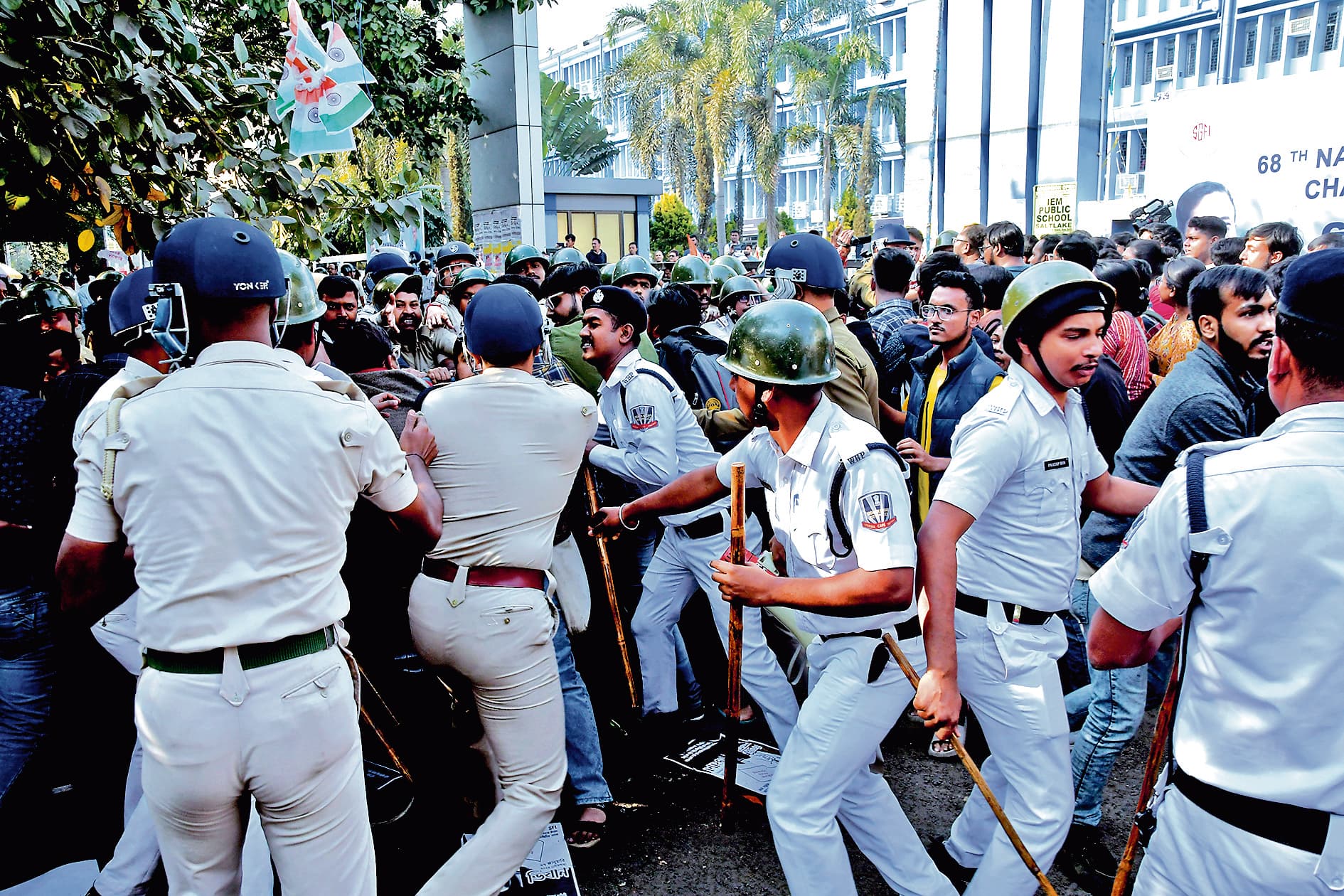 एसएफआइ समर्थकों और पुलिस में झड़प, लाठीचार्ज