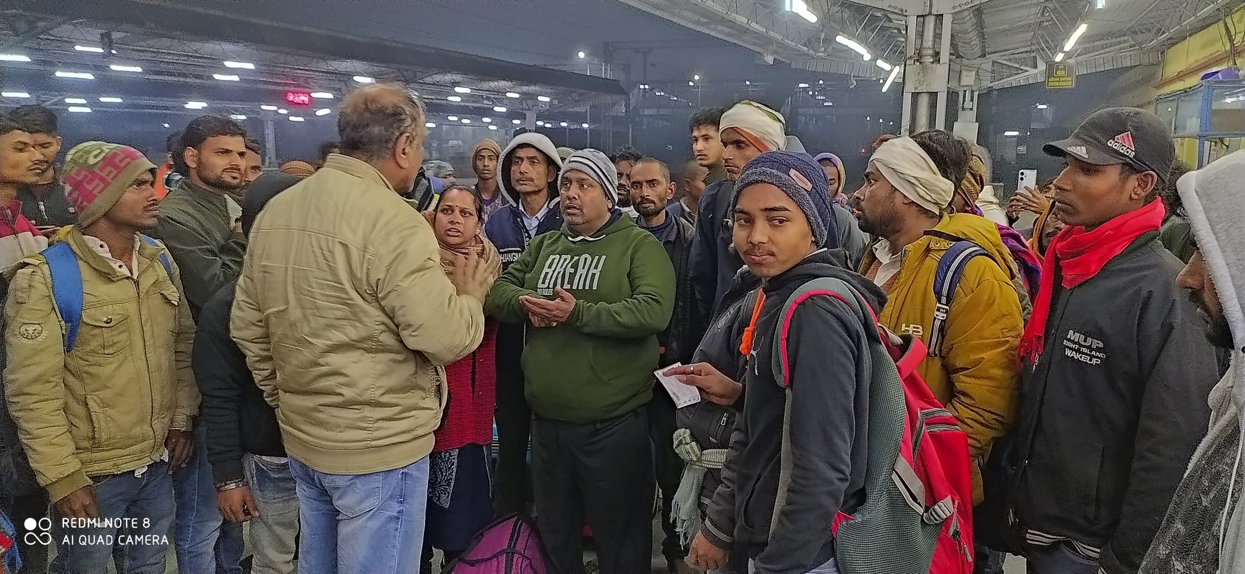 सीमांचल एक्सप्रेस ट्रेन में भीड़ व बागी लॉक रहने के कारण दर्जनों यात्रियों का छूटा ट्रेन किया हंगामा