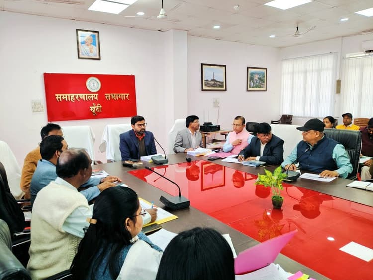 पारदर्शी तरीके से समय पर पूरी करें योजनाएं : उपायुक्त