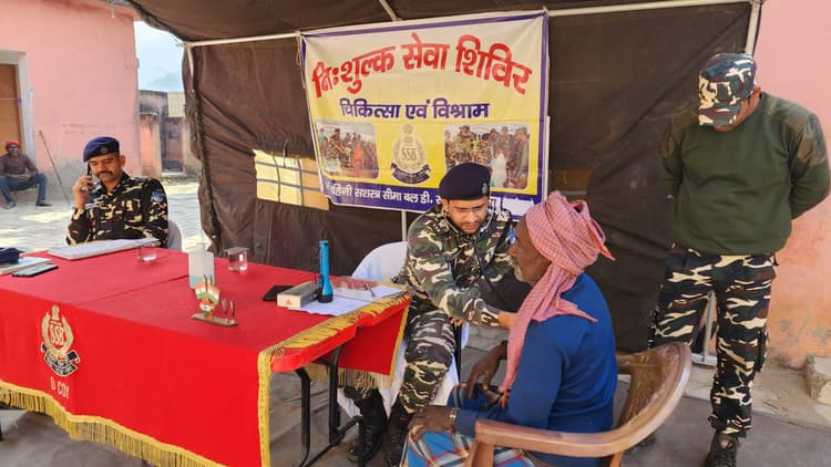 49 ग्रामीणों का इलाज कर दी दवा