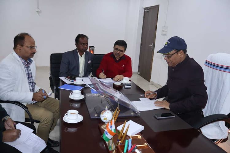 Ranchi news : सेंटर ऑफ एक्सीलेंस की तर्ज पर संचालित करें एकलव्य मॉडल व आश्रम विद्यालय : मंत्री