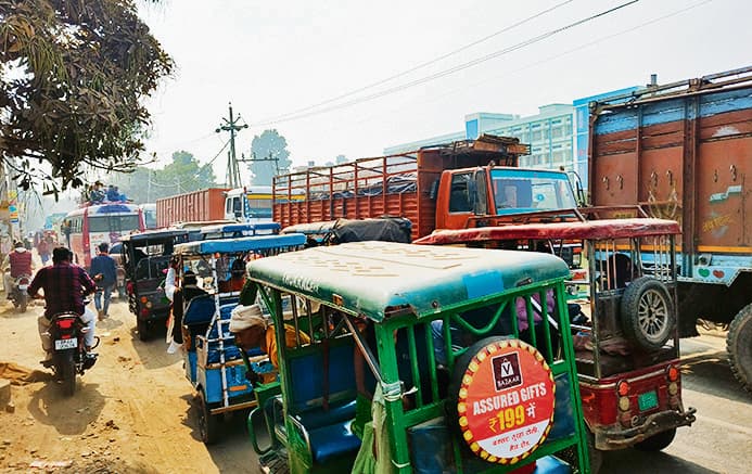 Buxar News: एक किमी की दूरी तय करने में लगे चार घंटे