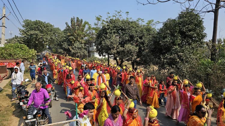 प्राण प्रतिष्ठा महायज्ञ को ले निकाली भव्य कलश शोभा यात्रा