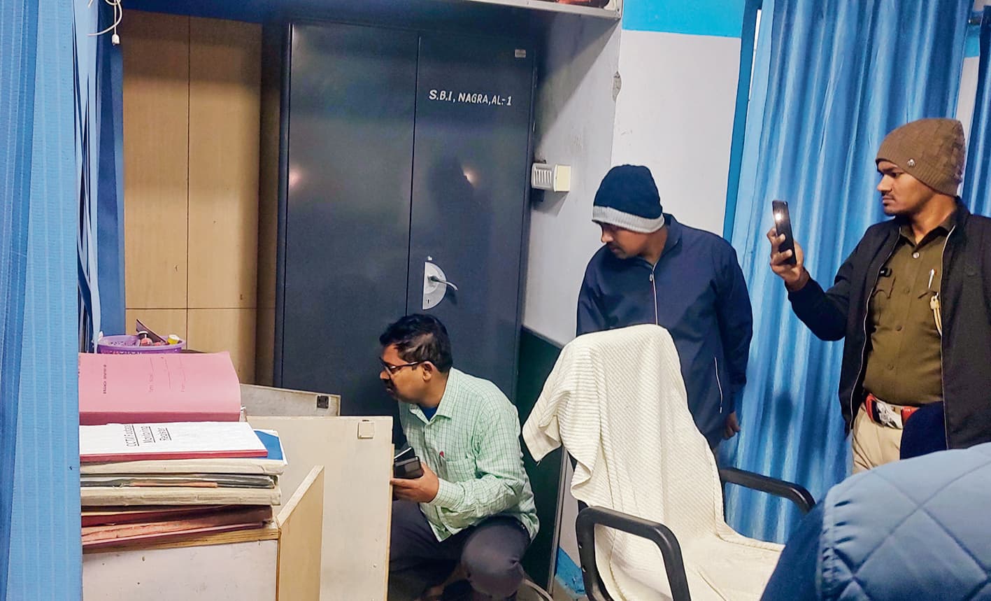 chhapra news : एसबीआइ के गेट का ताला काटकर अंदर घुसे चोर, पर नहीं काट पाये लॉकर