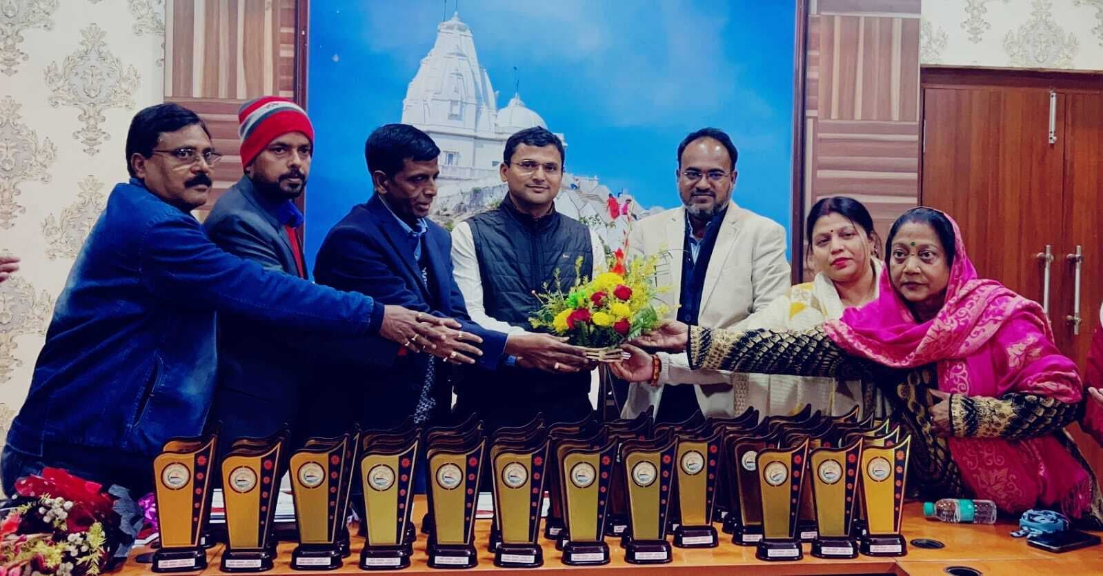 Giridih News: उसरी महोत्सव में सहयोग करने वालों को किया गया सम्मानित