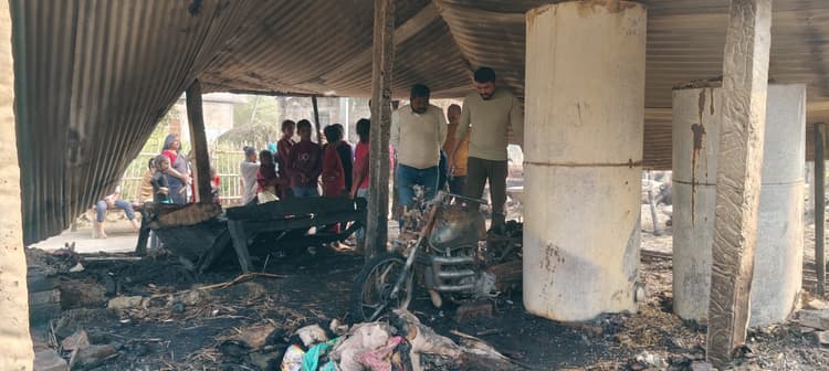 आग लगने से पांच घर सहित बाइक जली