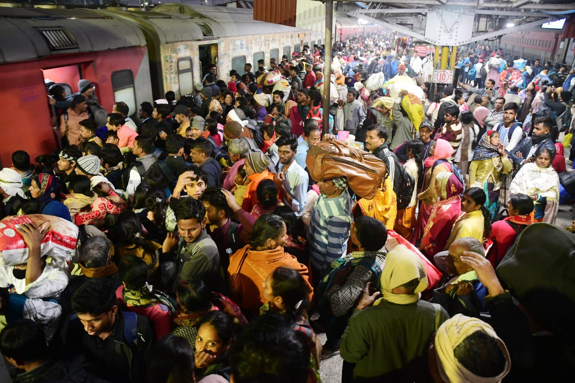 महाकुंभ जाने वाली ट्रेनों के बंद थे गेट
