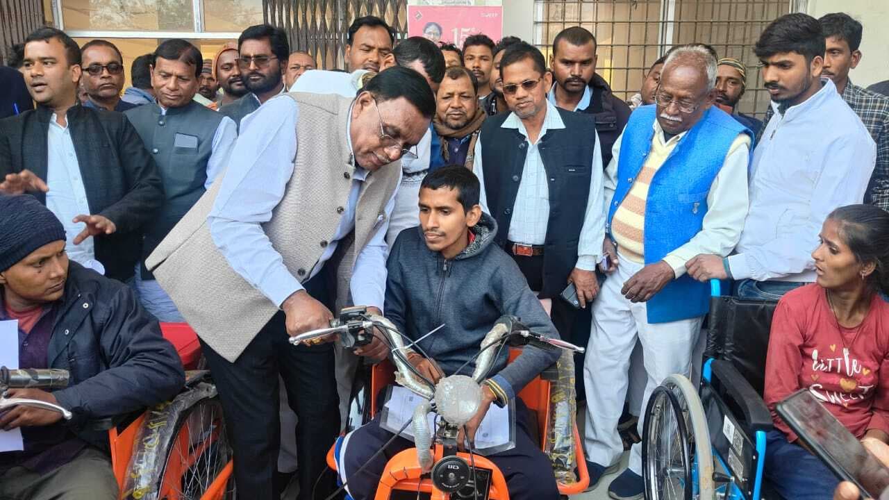 Giridih News: विधायक ने दिव्यांगों के बीच उपकरणों का किया वितरण