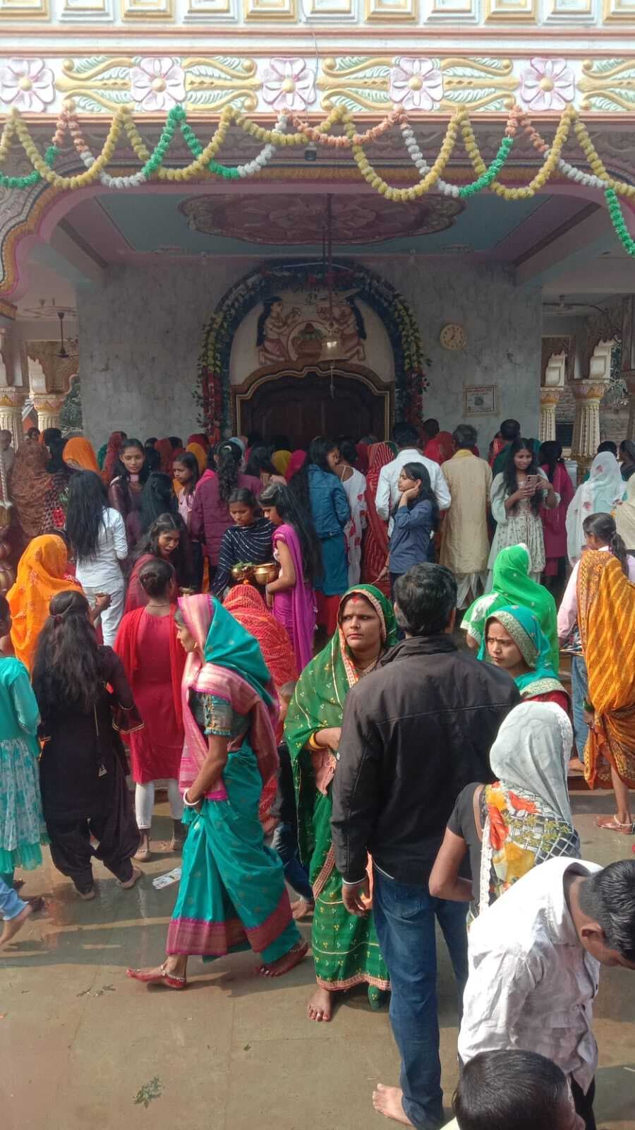 नरक निवारण चतुर्दशी पर श्रद्धालुओं ने व्रत रख किया जलाभिषेक