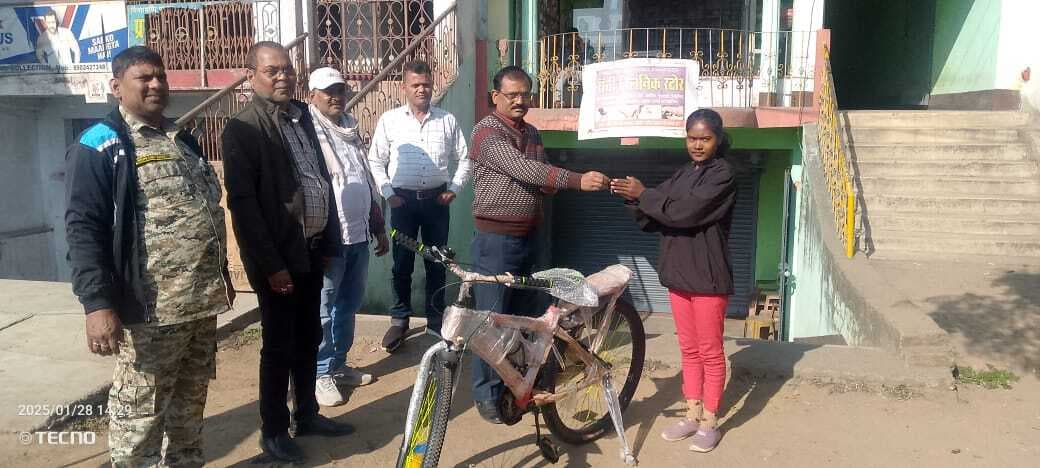 Giridih News: बिरहोरटोला की उपासी की पढ़ाई में नहीं आयेगी बाधा, सीओ ने लिया गोद