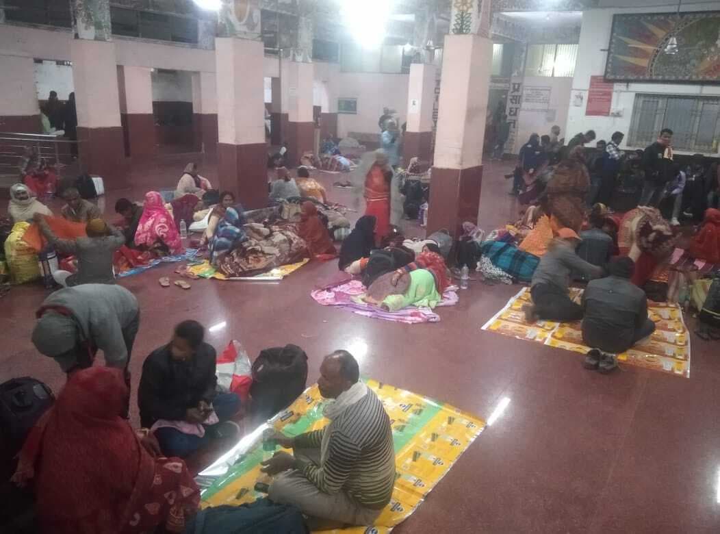 प्रयाग जाने वाली ट्रेन हुई पैक, कुंभ जाना मुश्किल