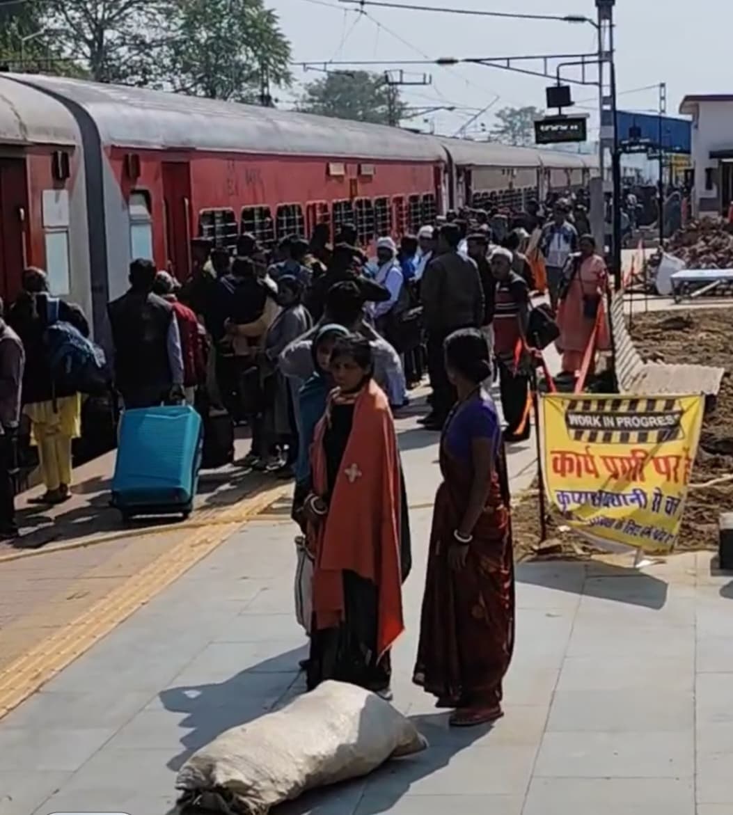Giridih News : पुरुषोत्तम एक्सप्रेस की आरक्षित बोगी में वेटिंग व जनरल यात्रियों ने जमाया कब्जा