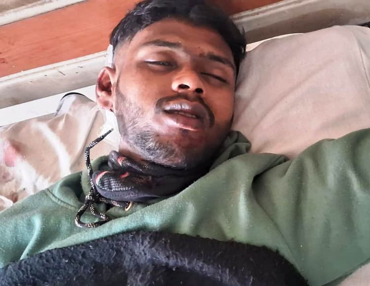 सड़क दुर्घटना में घायल युवक का बेहोशी की हालत में चल रहा इलाज