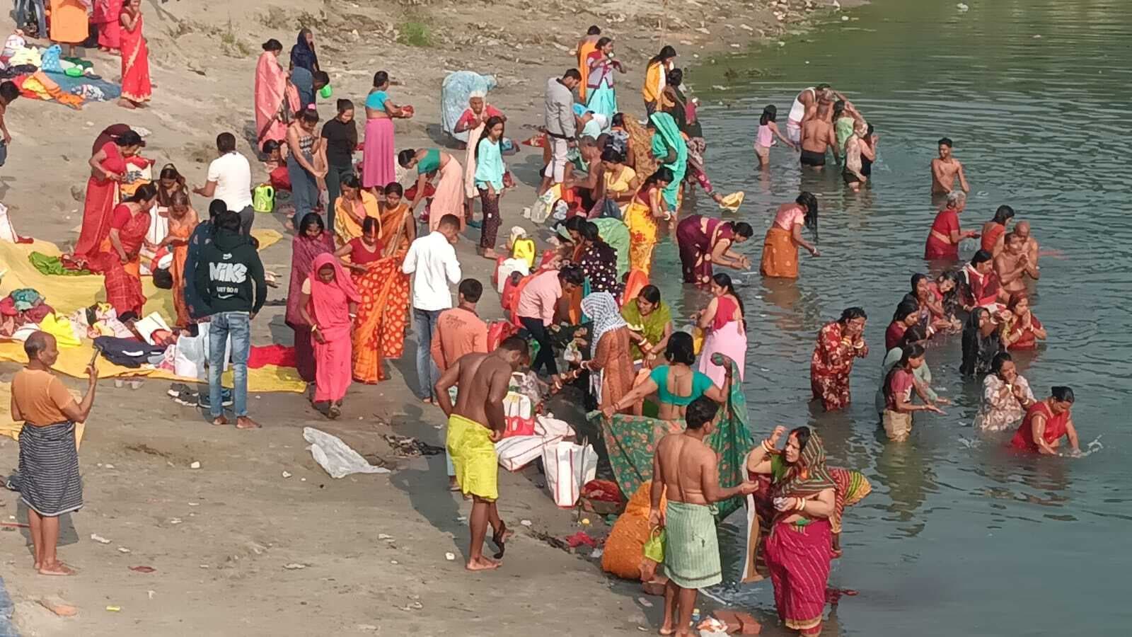 मौनी अमावस्या पर श्रद्धालुओं ने गंगा में लगायी डुबकी