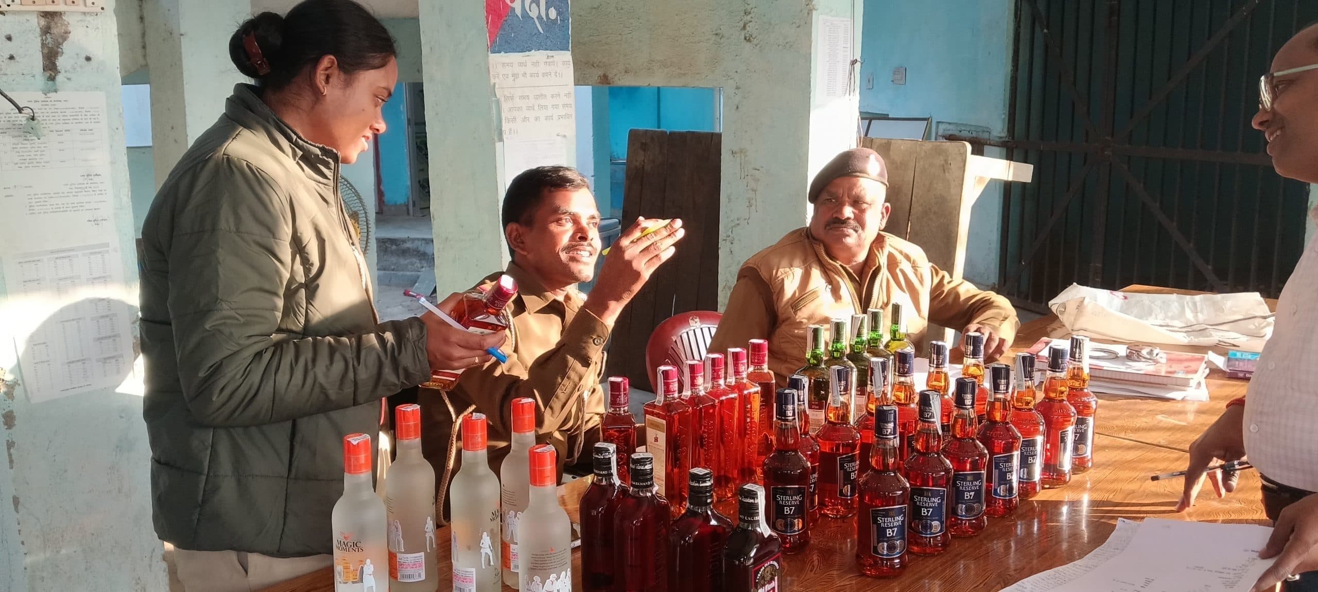 Gaya News : चौपारण से मानपुर आ रहा तस्कर 35 बोतल विदेशी शराब के साथ अरेस्ट