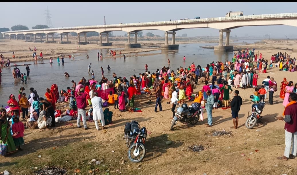 मौनी अमावस्या पर नदी में नहाने को लेकर उमड़ी भीड़