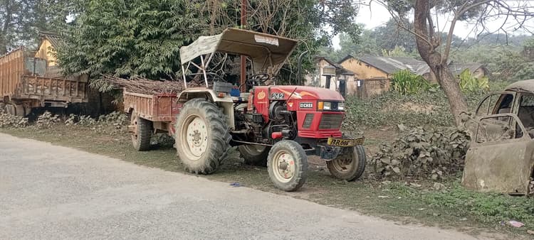 स्कूल का सरिया ले जाने पर भड़के ग्रामीण