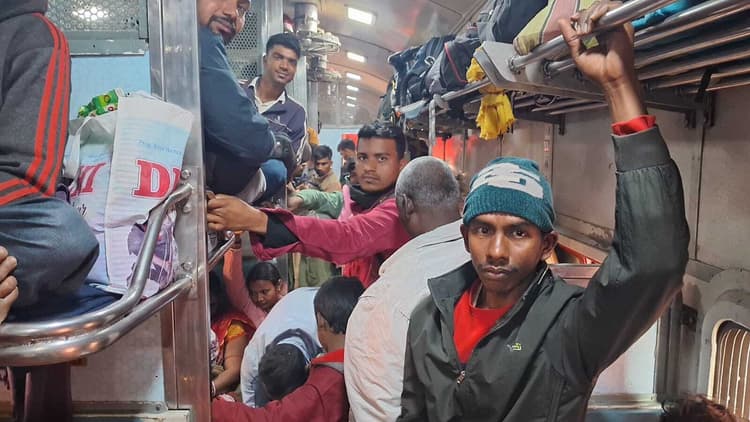 आस्था : महाकुंभ प्रयागराज जाने के लिए ट्रेन के जनरल बोगी में खचाखच भीड़