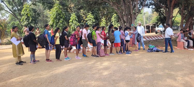 Deoghar news : डीसी व एसपी की निगरानी में चौकीदार बहाली के लिए हुई शारीरिक दक्षता परीक्षा