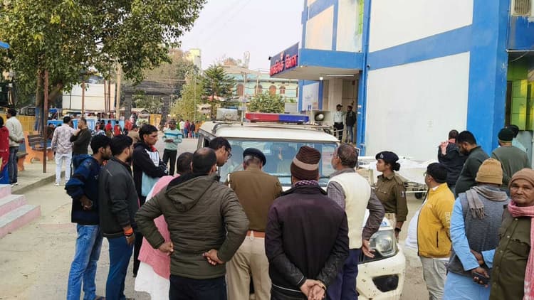 पिकअप वाहन के टक्कर से बाइक सवार महिला की मौत, परिजनों में कोहराम