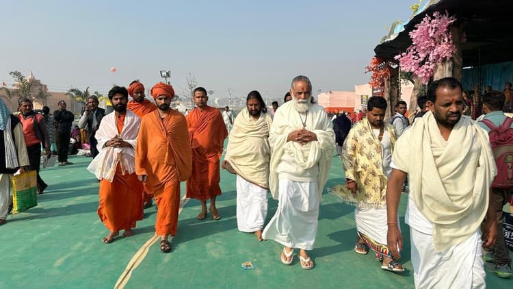 मंदराचल के साधु संतों ने मौनी अमावस्या पर संगम में लगाई डुबकी