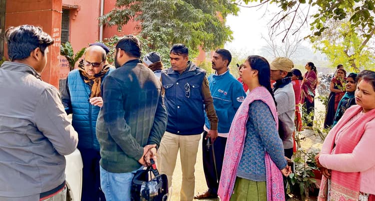 chhapra news : अति पिछड़ा आवासीय विद्यालय में घटिया खाना परोसे जाने पर छात्राओं का हंगामा