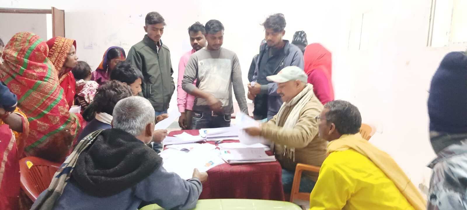 आवास सर्वे को लेकर जॉब कार्ड बनवाने आइटी भवन में उमड़ी भीड़