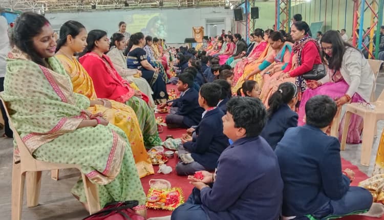 Bokaro News : बच्चों ने माताओं के चरण धोये, पुष्प अर्पित कर उतारी आरती