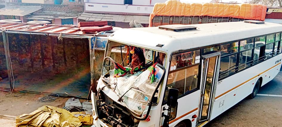 Gaya News : उतरैन गांव के पास बस और ट्रक में टक्कर, दो घायल