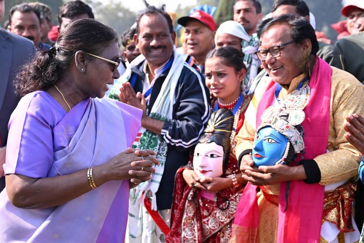 Seraikela News : सरायकेला के छऊ कलाकारों से मिलीं राष्ट्रपति, ओड़िया में बातचीत की