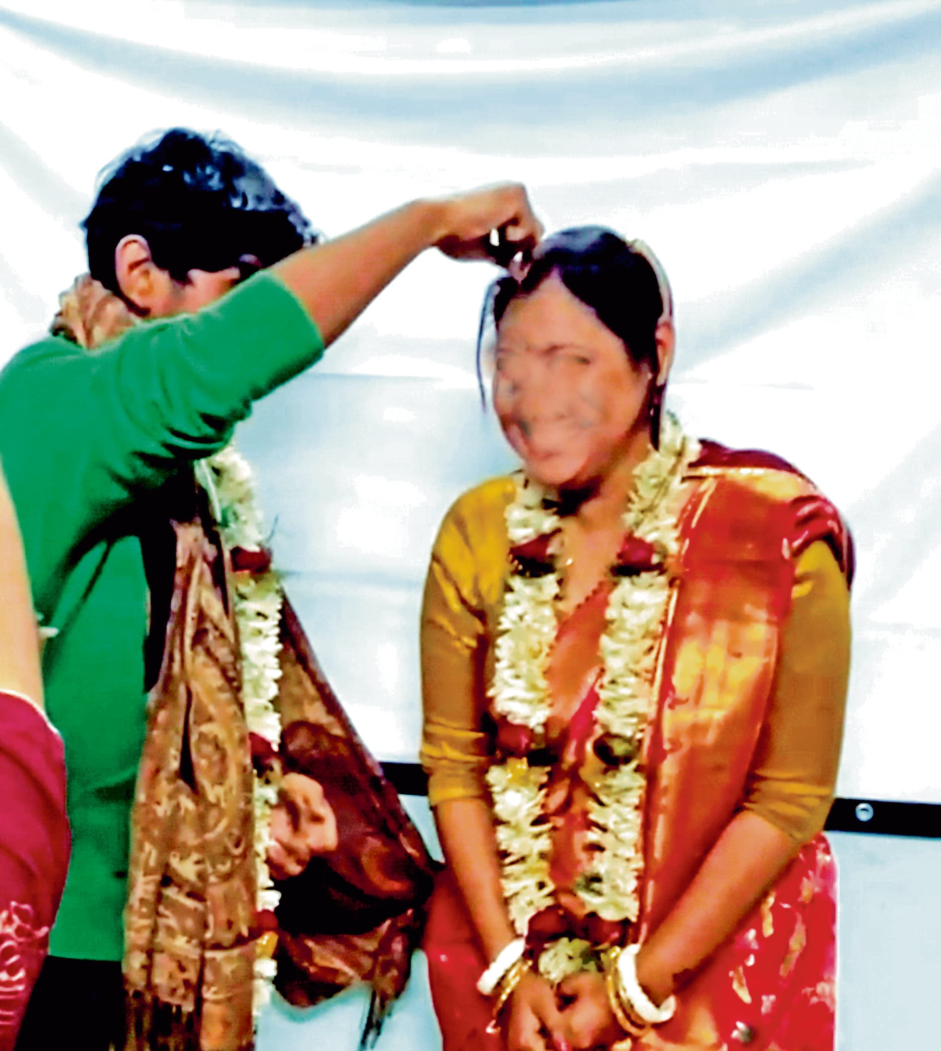 कक्षा में छात्र से ‘शादी’ करने का प्रोफेसर का वीडियो वायरल