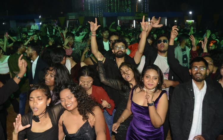 Dhanbad News : अंतराग्नि 2025: मेडिकल कॉलेज के छात्र-छात्राओं ने किया रंगारंग कार्यक्रम