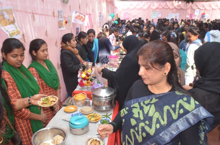 Dhanbad News : एसएसएलएनटी के जनजातीय मेले में बिखरी झारखंडी संस्कृति की छटा