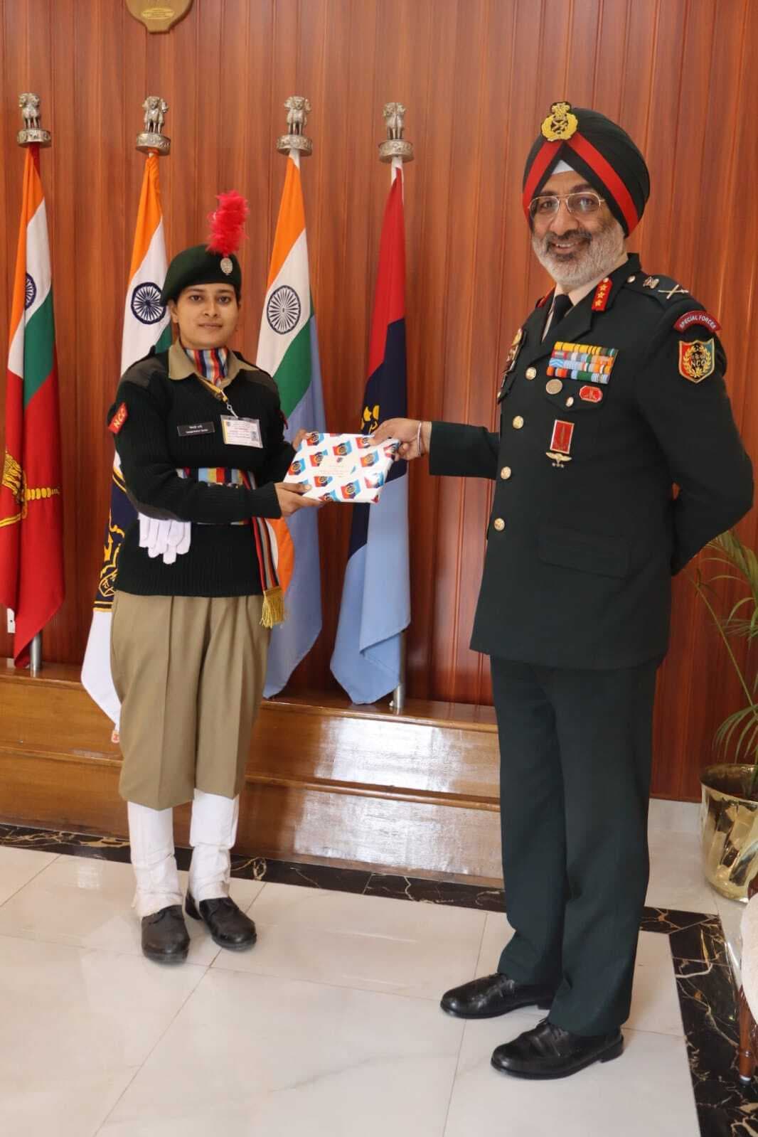 शिक्षक पुत्री वैष्णवी रानी को एनसीसी के डायरेक्टर जनरल के किया सम्मानित