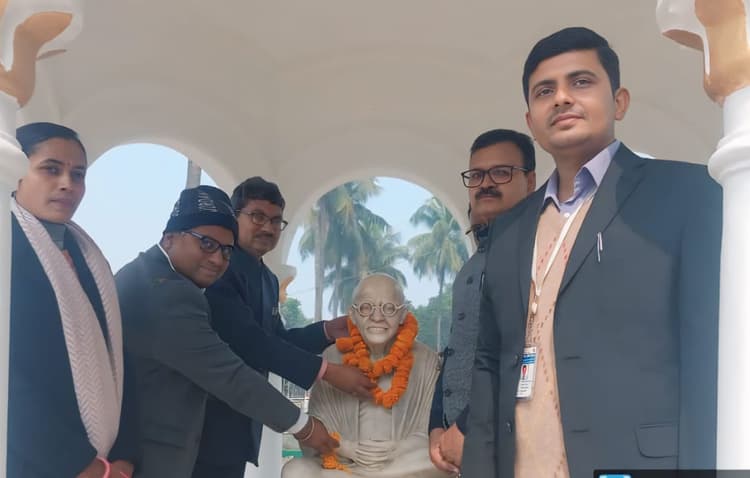 पूर्णिया कॉलेज में बापू की प्रतिमा पर किया माल्यार्पण