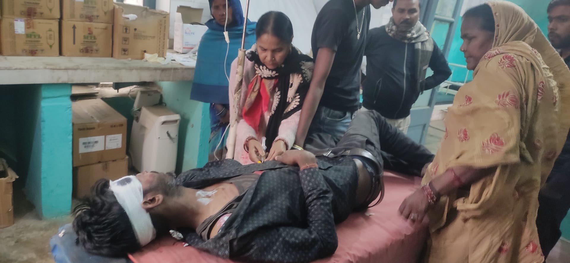 ऑटो पलटने से मां-बेटी समेत एक ही परिवार के तीन घायल, रेफर