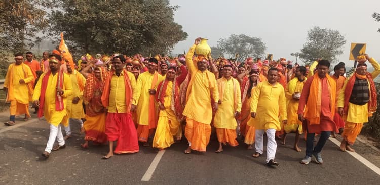 महाकालेश्वरनाथ शिवमंदिर में प्राणप्रतिष्ठा को लेकर निकाली गई भव्य कलशयात्रा