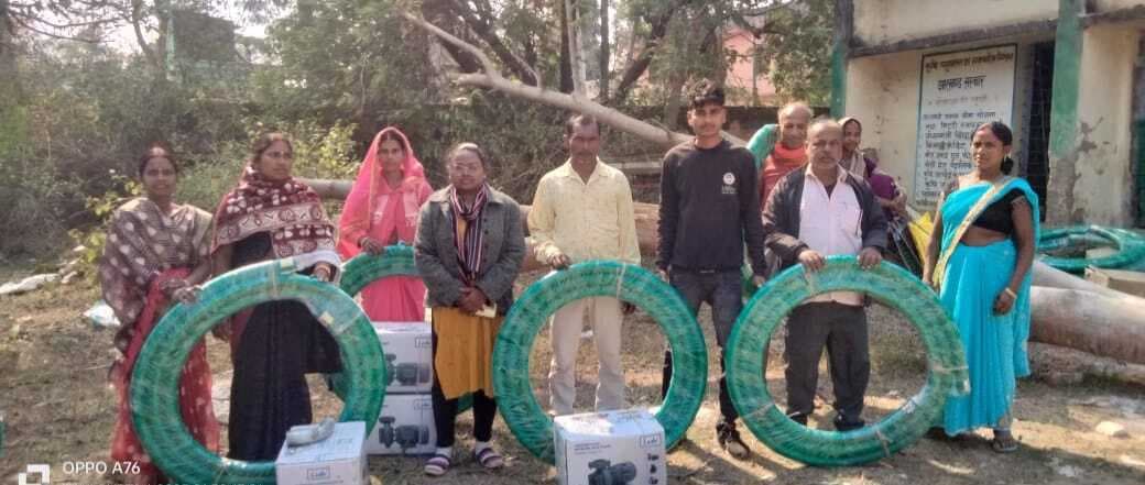 11 लाभुकों के बीच मोटर पंप का किया गया वितरण