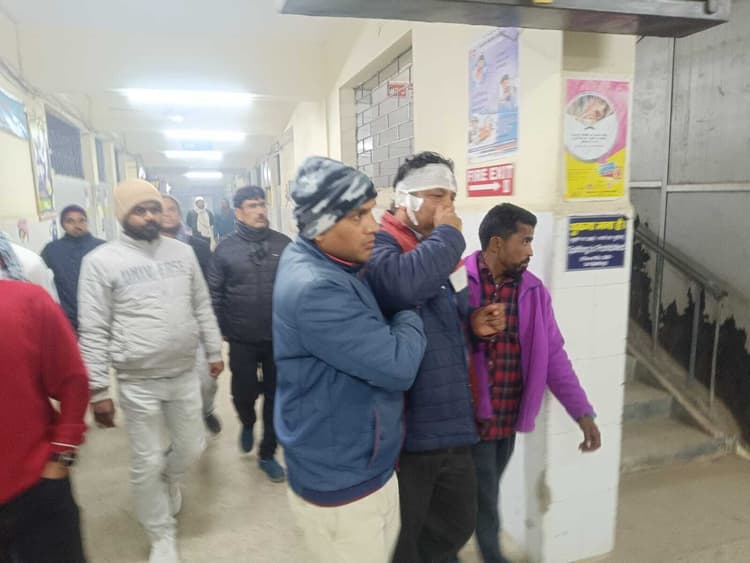 हमले में हेल्थ केयर सेंटर के चिकित्सक डा दिलदार हुसैन घायल