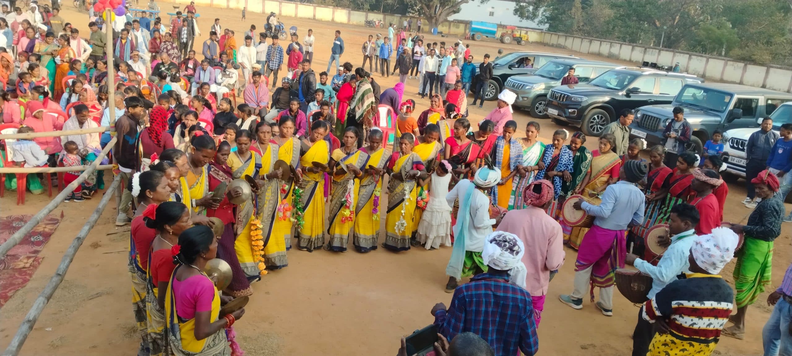 सोहराय मिलन समारोह में मांदर व झाल की थाप पर झूमे आदिवासी समुदाय के लोग