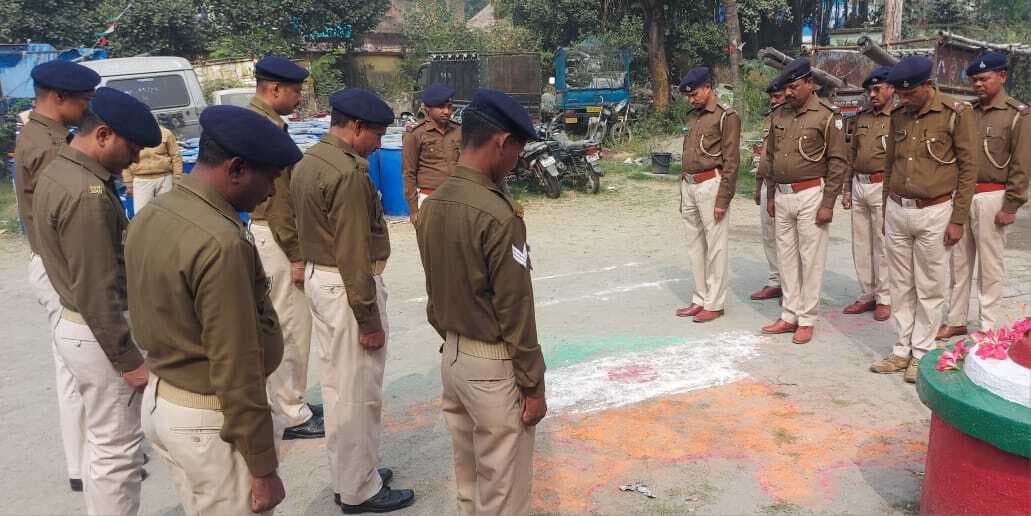 दो मिनट का मौन रखकर शहीदों को दी गयी श्रद्धांजलि
