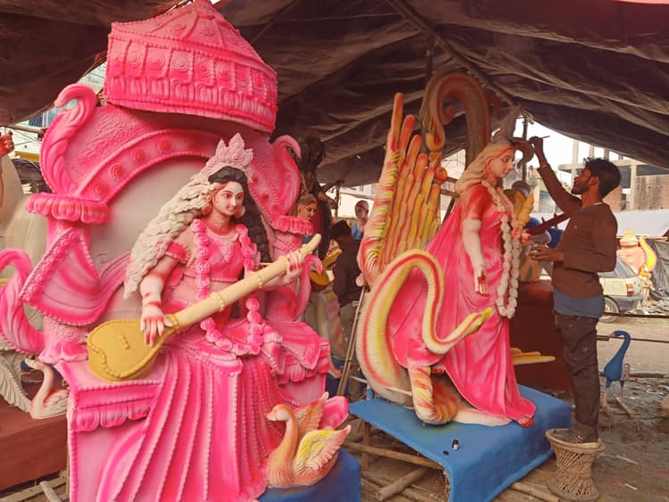 मां सरस्वती की प्रतिमा को दिया जा रहा अंतिम रूप
