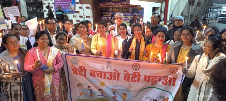 Giridih News: बेटी बचाओ, बेटी पढ़ाओ अभियान के तहत निकला कैंडल मार्च
