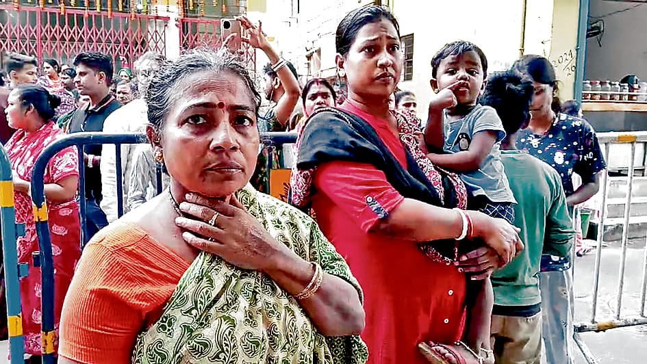 टेंगरा में अवैध इमारत तोड़ने को लेकर बवाल